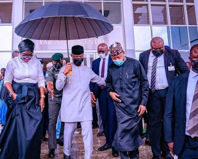 Osinbajo praised for holding umbrella by himself