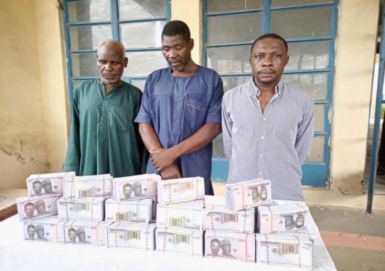 Pastor and his gang arrested while trying to sell 15.8 million fake Naira notes