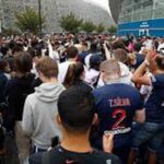 PSG fans gather at Parc des Princes waiting for Messi (VIDEO)