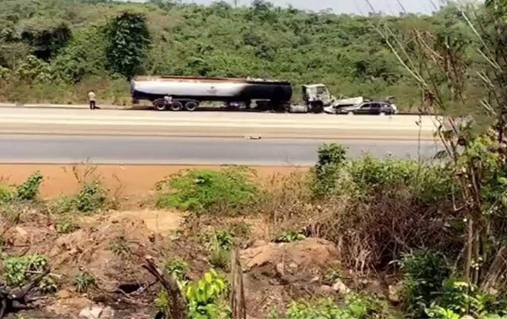 At least 17 people bu#nt to de@th as tanker explodes along the Lagos-Ibadan expressway