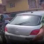 Navy officers seen fl%gging an alleged blackm@iler as he cleans a g¥tter in Lagos