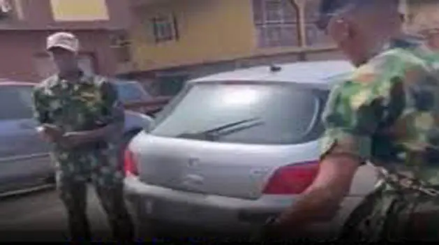 Navy officers seen fl%gging an alleged blackm@iler as he cleans a g¥tter in Lagos