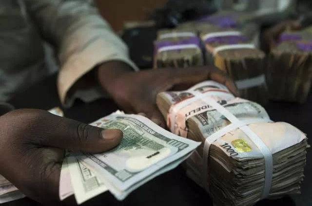 Naira slumps, exchanges at over N1,500 against dollar