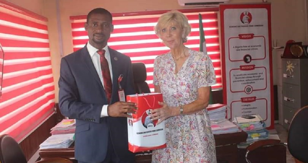 EFCC returns $26,000 to a 70-year-old British woman d¥ped by an internet fra¥dtser posing as an American entertainer