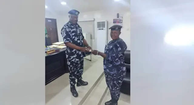 Policewoman rewarded with N250k for rejecting bribe for st%len goods in Anambra