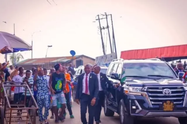 [VIDEO] ‘We’re hungry, we’re hungry’ - Lagos residents cry out as Tinubu’s long convoy passes through popular market