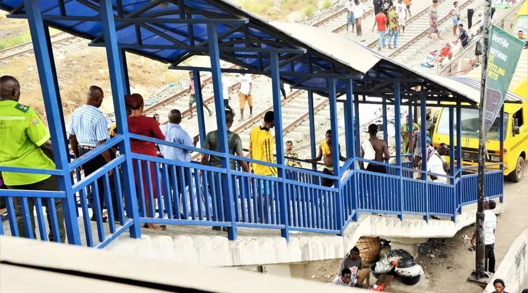 Lagos Govt evicts more miscreants from Oshodi pedestrian bridge