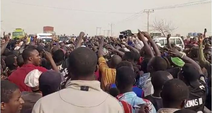 VIDEO: Roads Blocked As Dozens of Nigerians protest High Living Cost, hardship under Tinubu