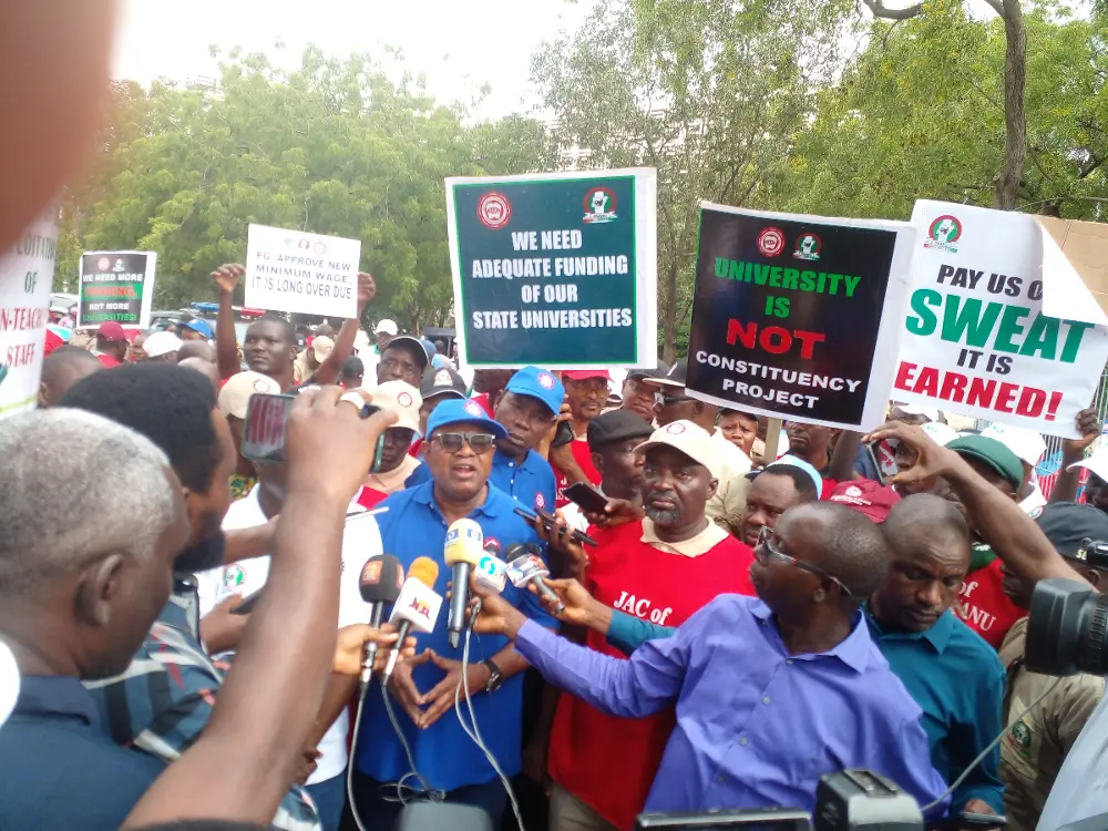 BREAKING: SSANU, NASU members clash with security personnel at Unity Fountain during protest