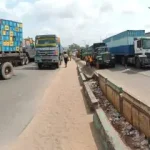 Youths block Onitsha-Owerri expressway over alleged killing by vigilante [VIDEO]