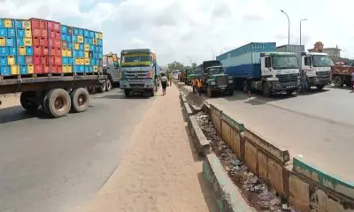 Youths block Onitsha-Owerri expressway over alleged killing by vigilante [VIDEO]