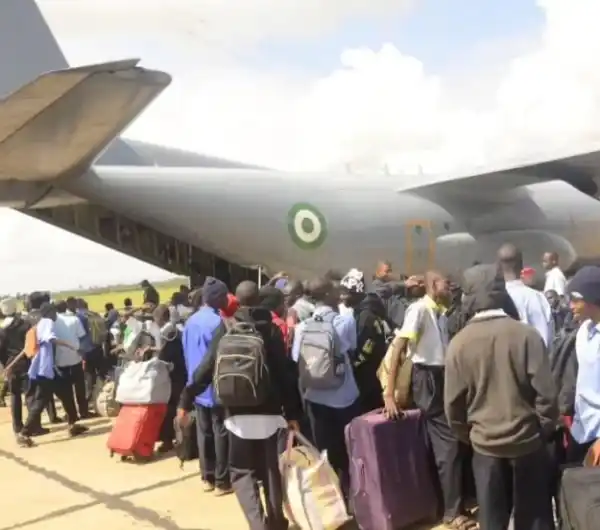 Nigeria Air Force Airlifts Jos Students Home To Avoid Dangers On The Road (Photos)