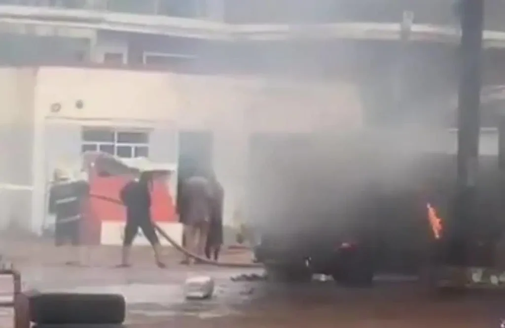 Enugu Gov’s Pinnacle Oil Filling Station set ablaze (Video)