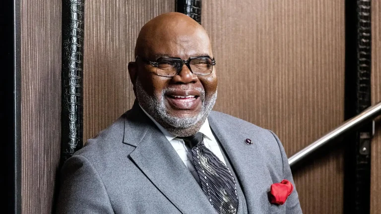 Bishop T.D. Jakes suffers health scare after Sunday sermon