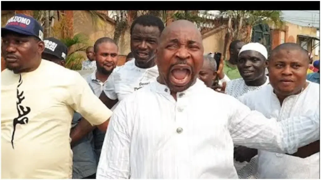 VIDEO: Mc Oluomo boys pack his things out of NURTW office Agege