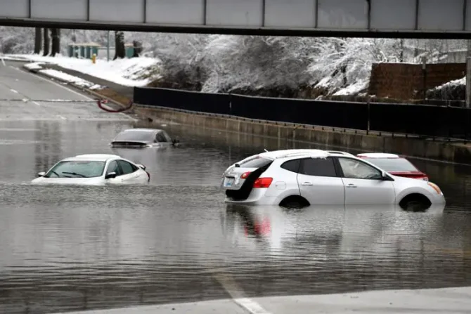 US flood: Death toll rises to 14