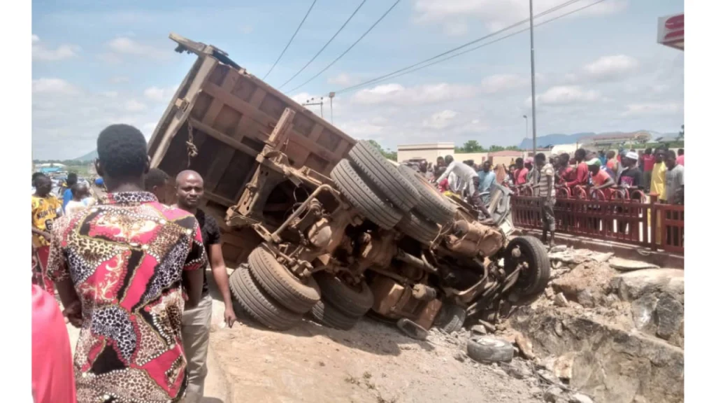 Tr@gedy in FCT as Truck Cr@sh into Motorists, K+lls 10 at Dutse-Bwari Junction