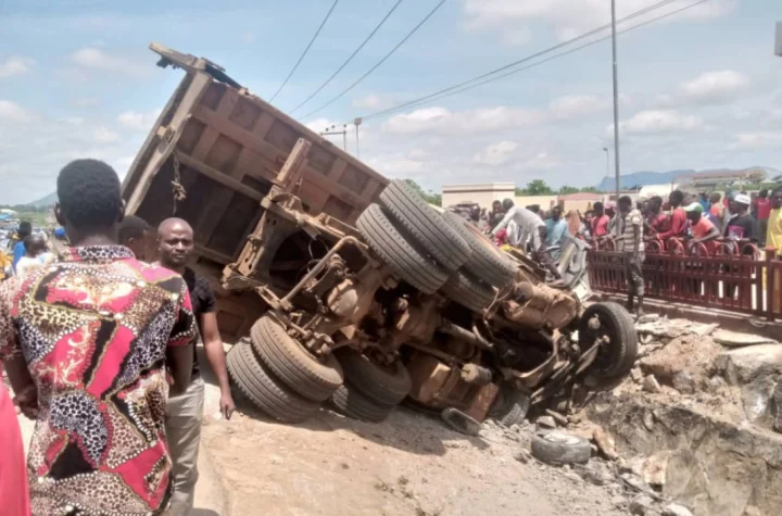 Tr@gedy in FCT as Truck Cr@sh into Motorists, K+lls 10 at Dutse-Bwari Junction
