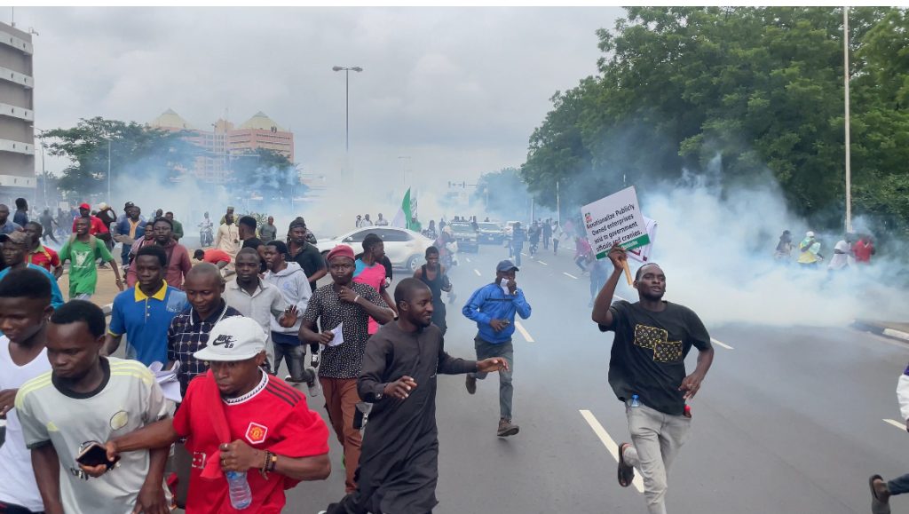 Emergency rule: Police fire teargas at protesters in Port Harcourt