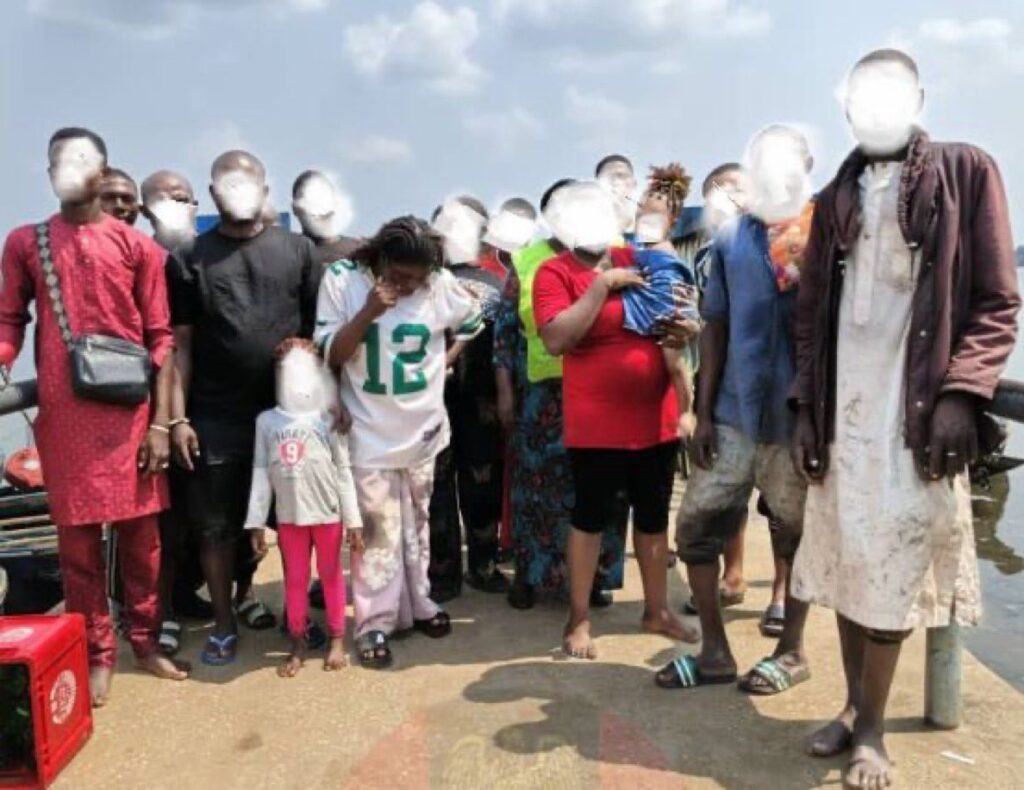 Troops of Nigerian Army rescue 18 passengers, including two infants, after boat hij@cking