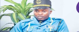 Security Guard Earns Praise After Returning Misplaced $9,100 at A Bank In Lagos