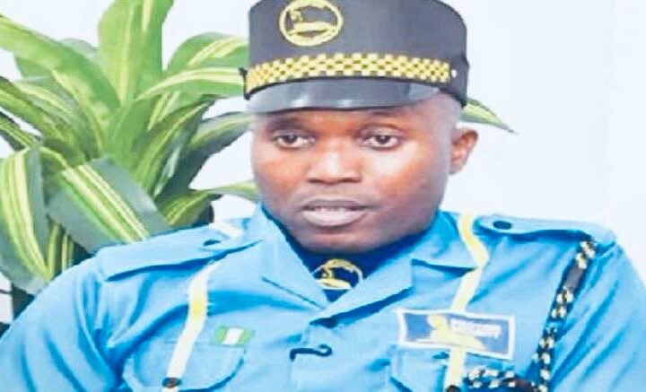 Security Guard Earns Praise After Returning Misplaced $9,100 at A Bank In Lagos